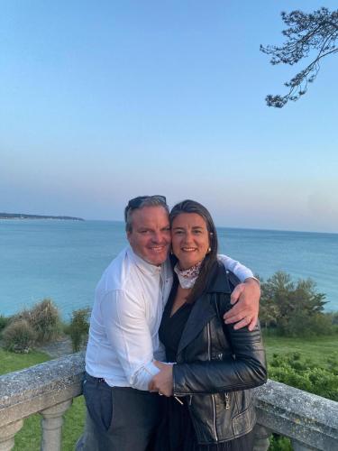 Xavier et Sophie, les propriétaires de la maison, devant l'océan