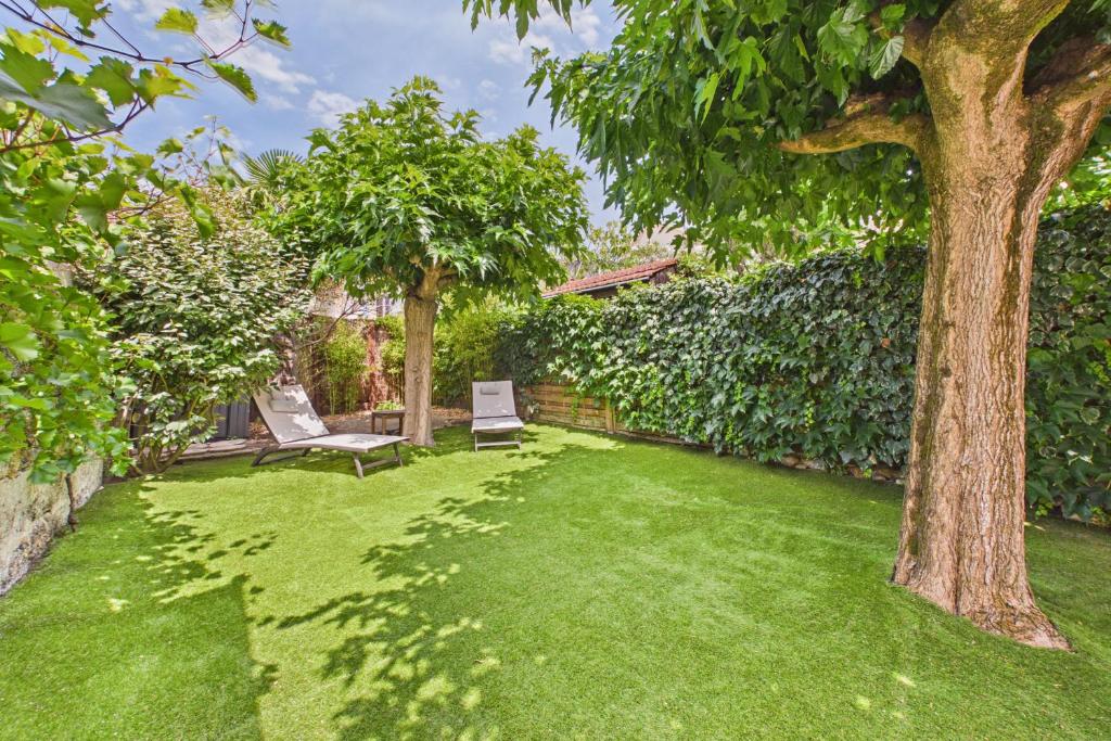 Jardin clos et arboré de la maison