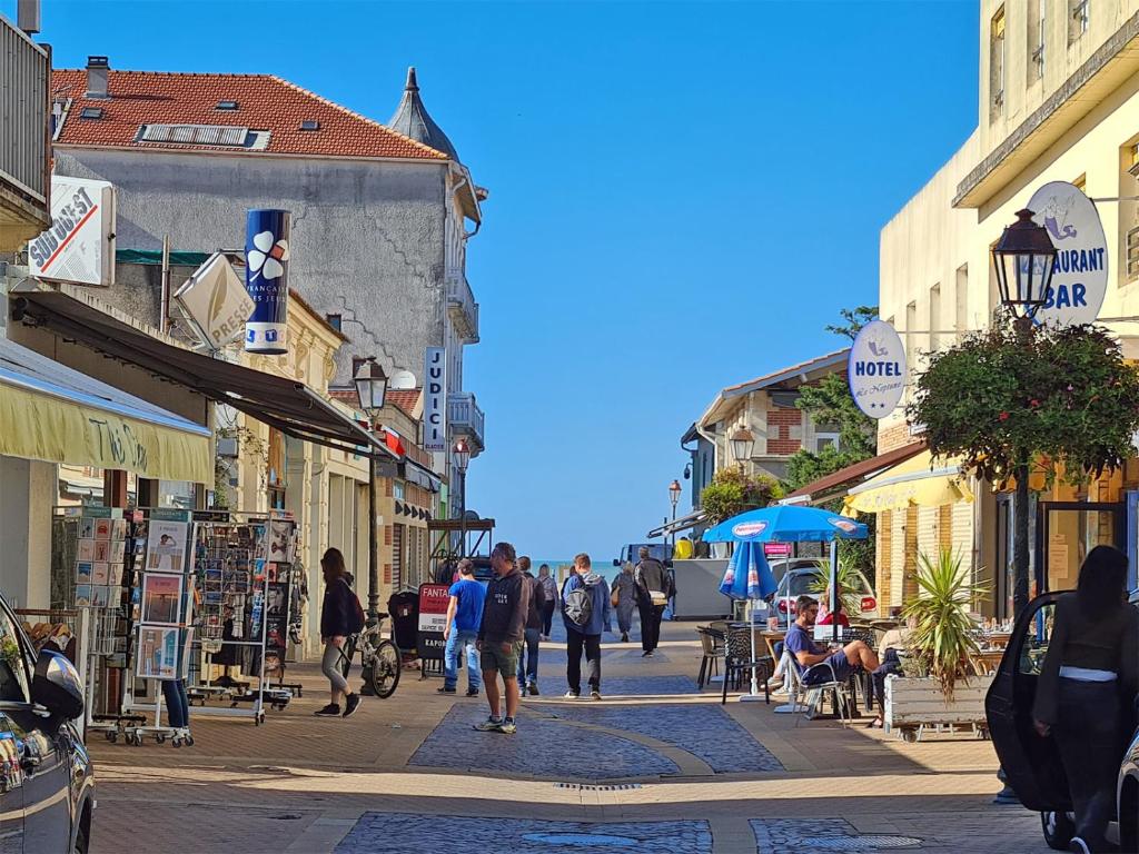 Rue piétonne et commerces du centre de Soulac-sur-Mer