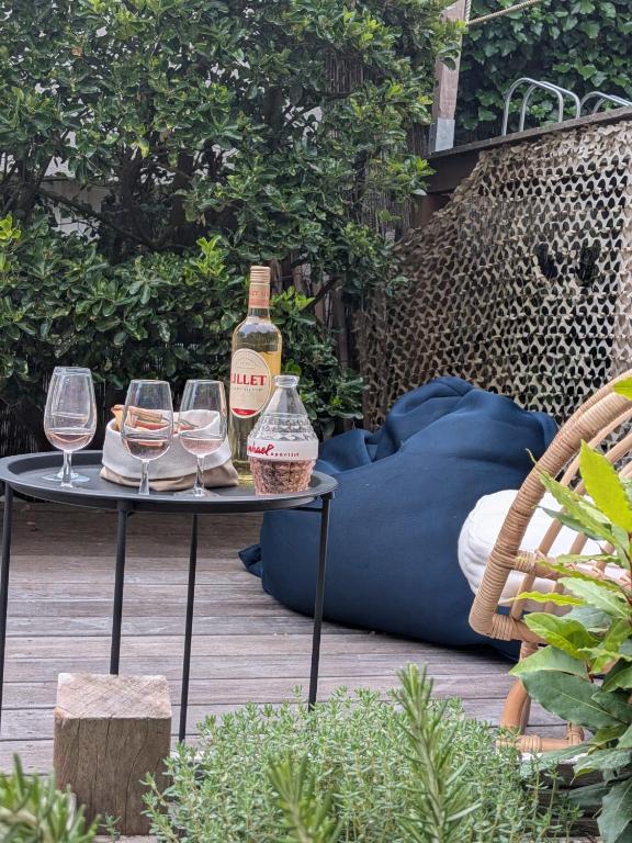 Coin apéritif cosy sur la terrasse