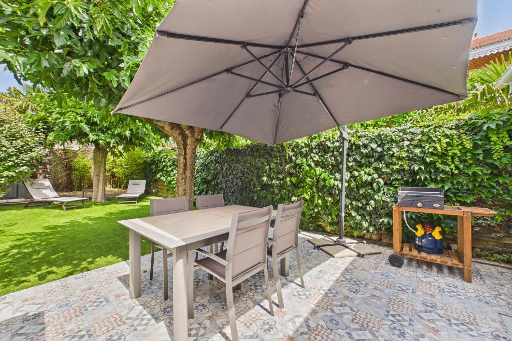 Terrasse avec table de repas et parasol
